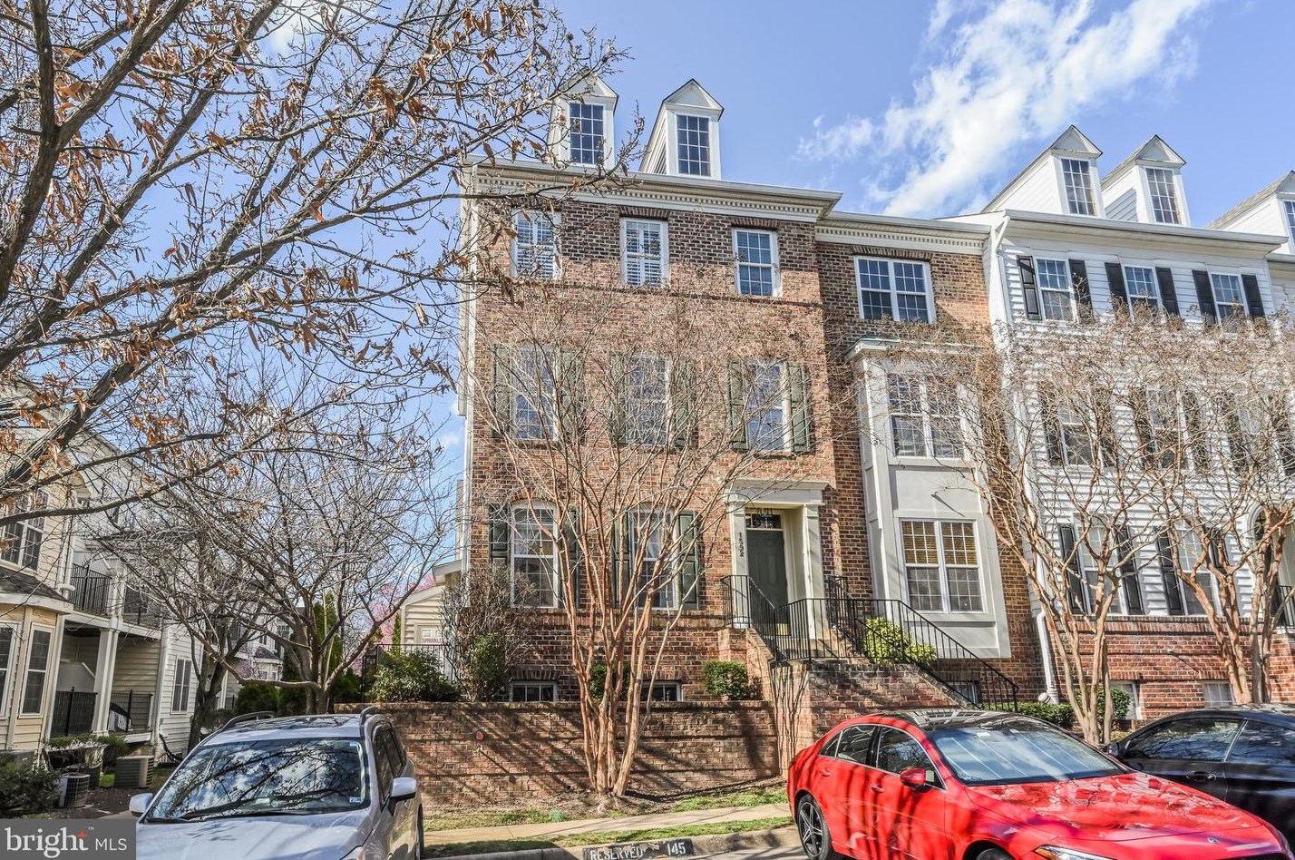 1592 Leeds Castle Dr, Vienna, VA 22182-5560