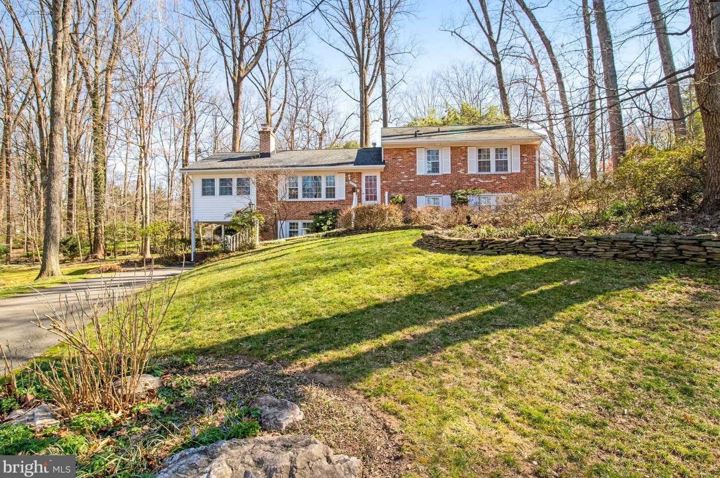 9121 Maywood Ln, Fairfax, VA 22031-3013