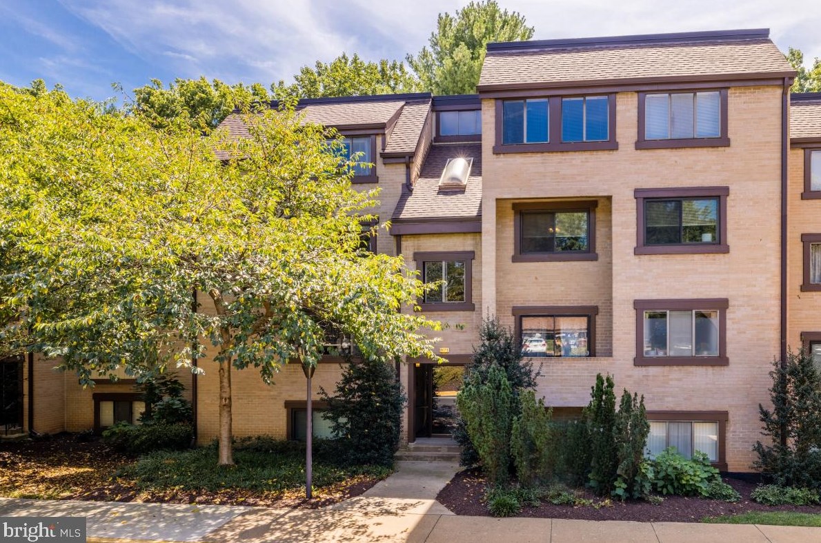 1671 Parkcrest #4c/300, Herndon, VA 20190