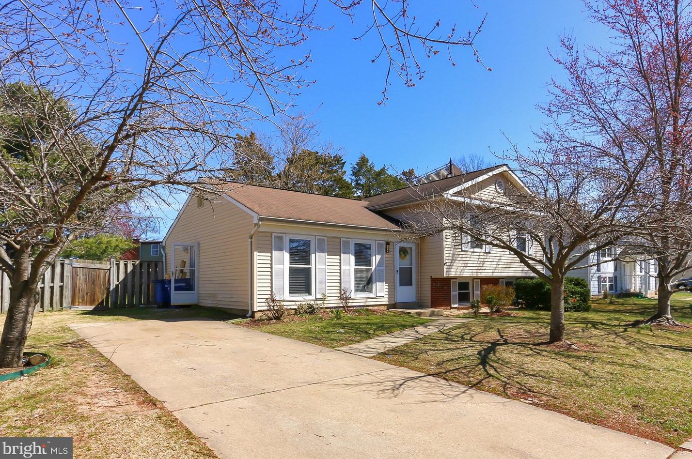 1218 Summerfield Dr, Herndon, VA 20170