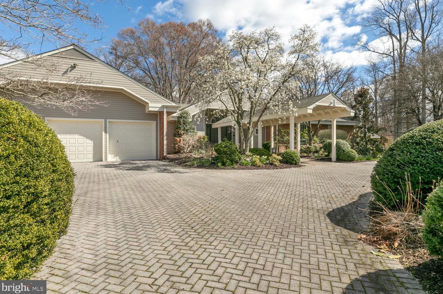 609 Deerfield Pond Ct, Great Falls, VA 22066