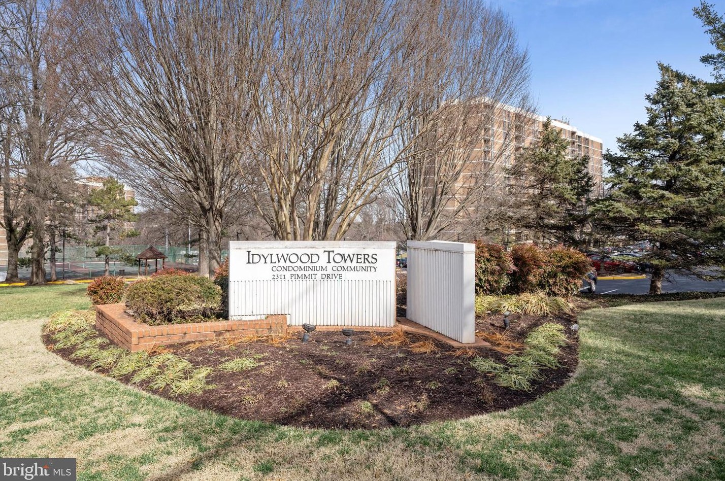 2311 Pimmit Dr #215, Falls Church, VA 22043