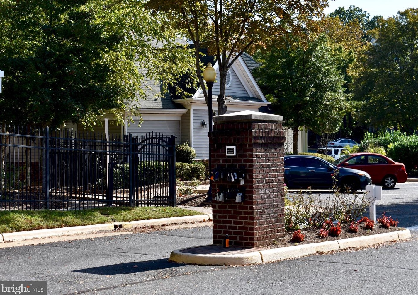 12805 Fair Briar Ln, Fairfax, VA 22033