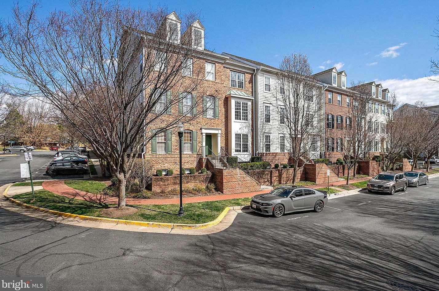8866 Ashgrove House Ln, Vienna, VA 22182-5561