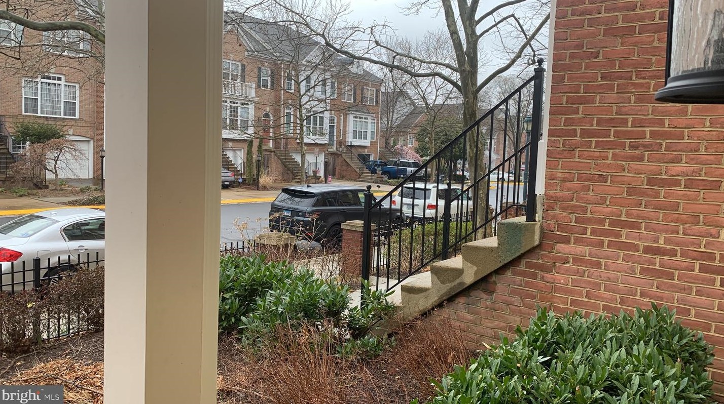 1895 Crescent Park Dr #109a, Herndon, VA 20190