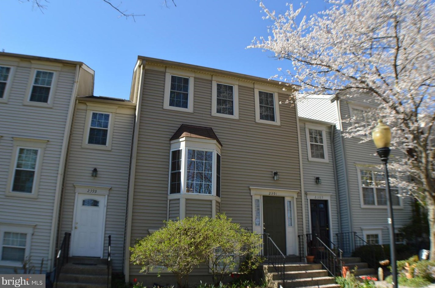 2391 Hunters Square Ct, Herndon, VA 20191