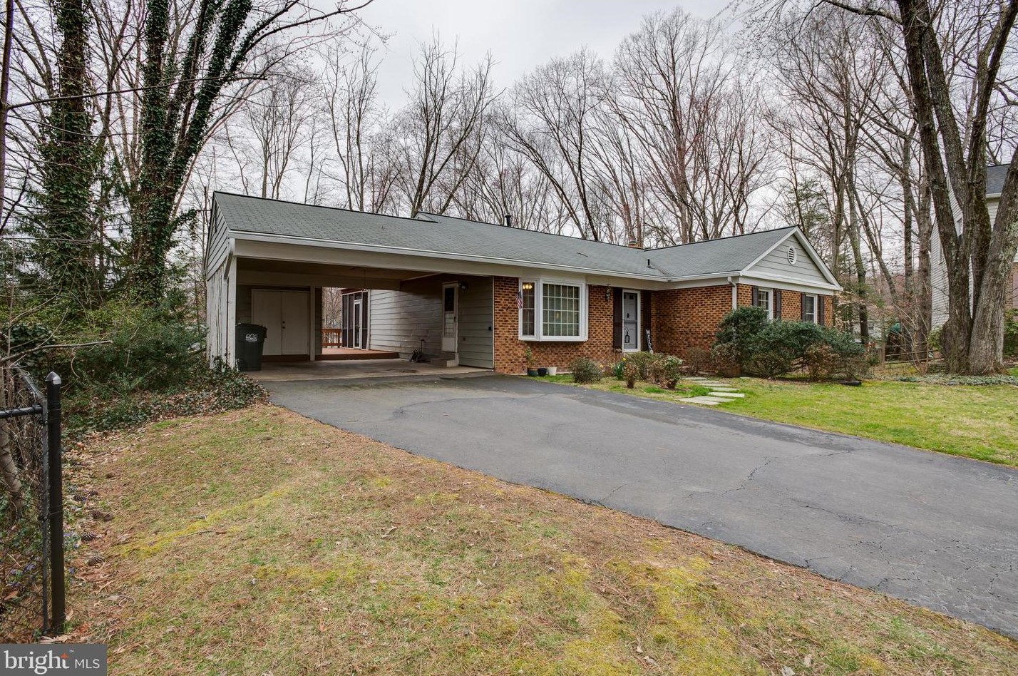 10821 Stanhope Pl, Fairfax, VA 22032-2938