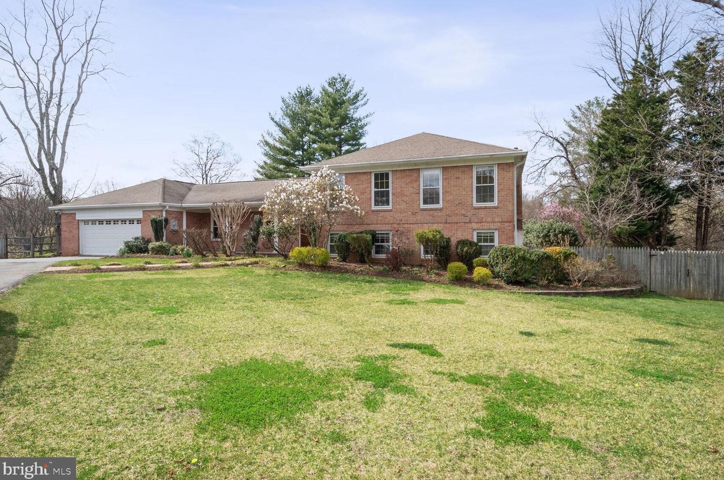 1122 Trotting Horse Ln, Great Falls, VA 22066