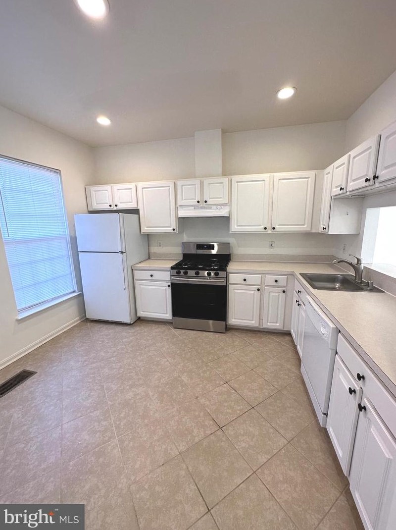 4066 Fountainside Ln, Fairfax, VA 22030