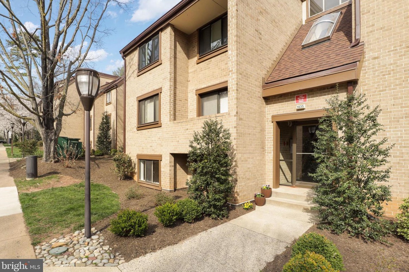 1635 Parkcrest Cir #100, Herndon, VA 20190