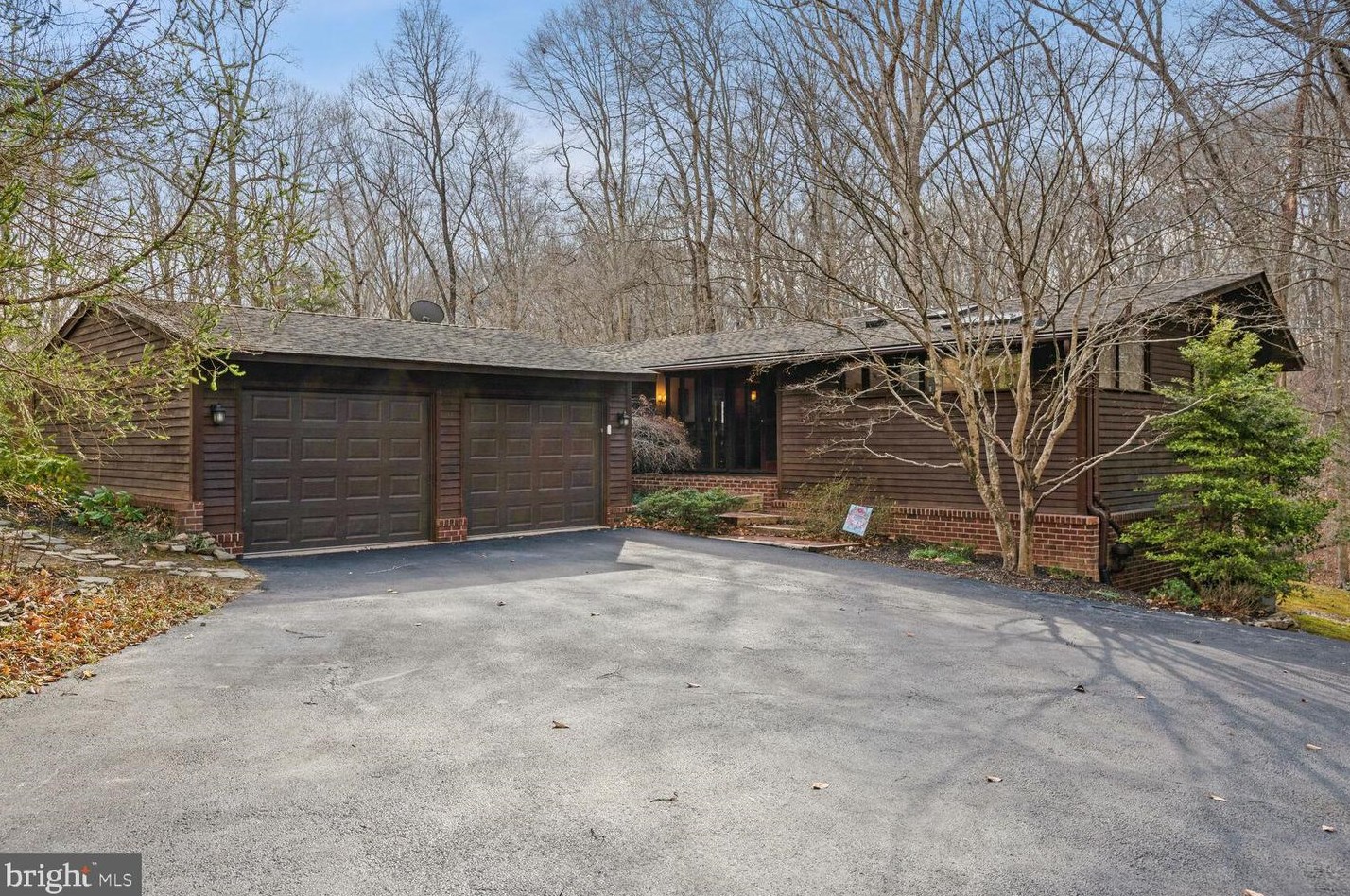 10122 Hampton Woods Dr, Fairfax, VA 22039-2729
