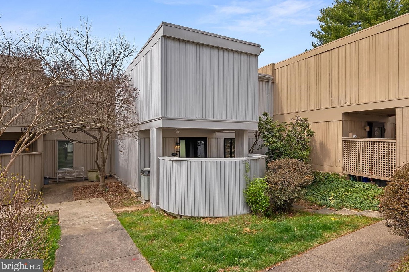 1808 N Shore Ct, Herndon, VA 20190