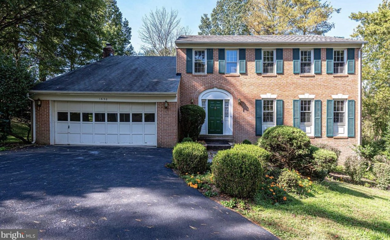 1630 Lozano Dr, Vienna, VA 22182-1948