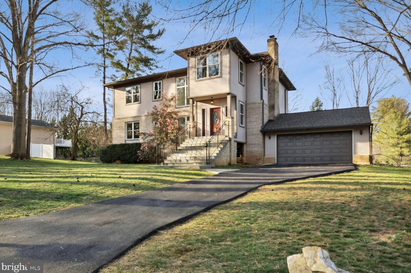 9016 Denise Ln, Fairfax, VA 22031-3111