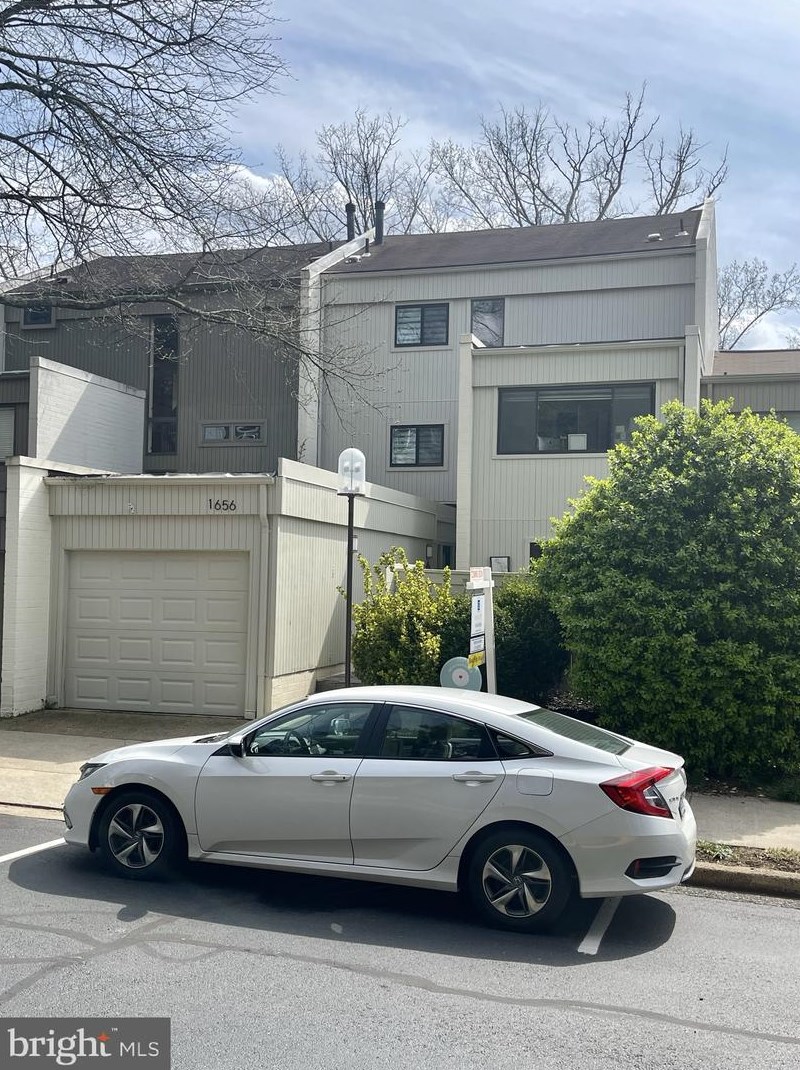 1656 Waters Edge Ln, Herndon, VA 20190
