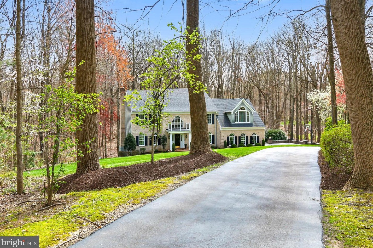 5915 Fairview Woods Dr, Fairfax, VA 22039-1427