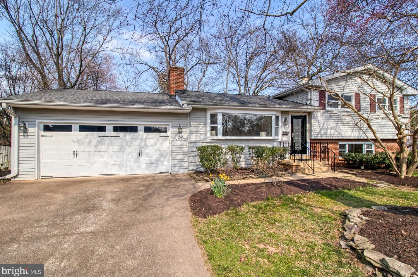 246 Hillside Cir, Vienna, VA 22180-6214