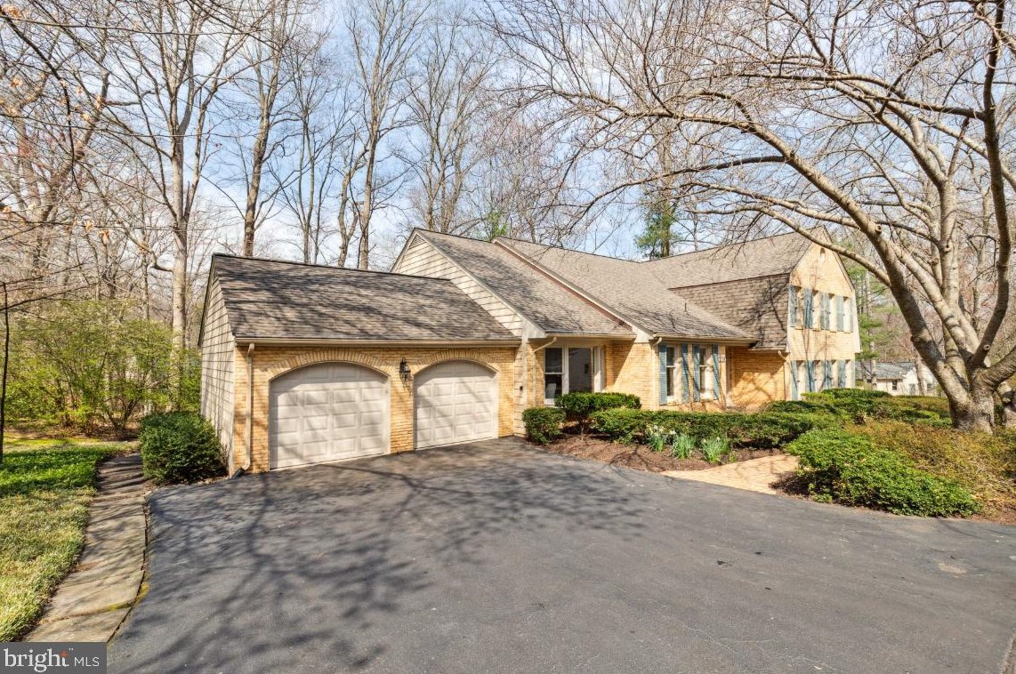 6038 Makely Dr, Fairfax, VA 22039-1323