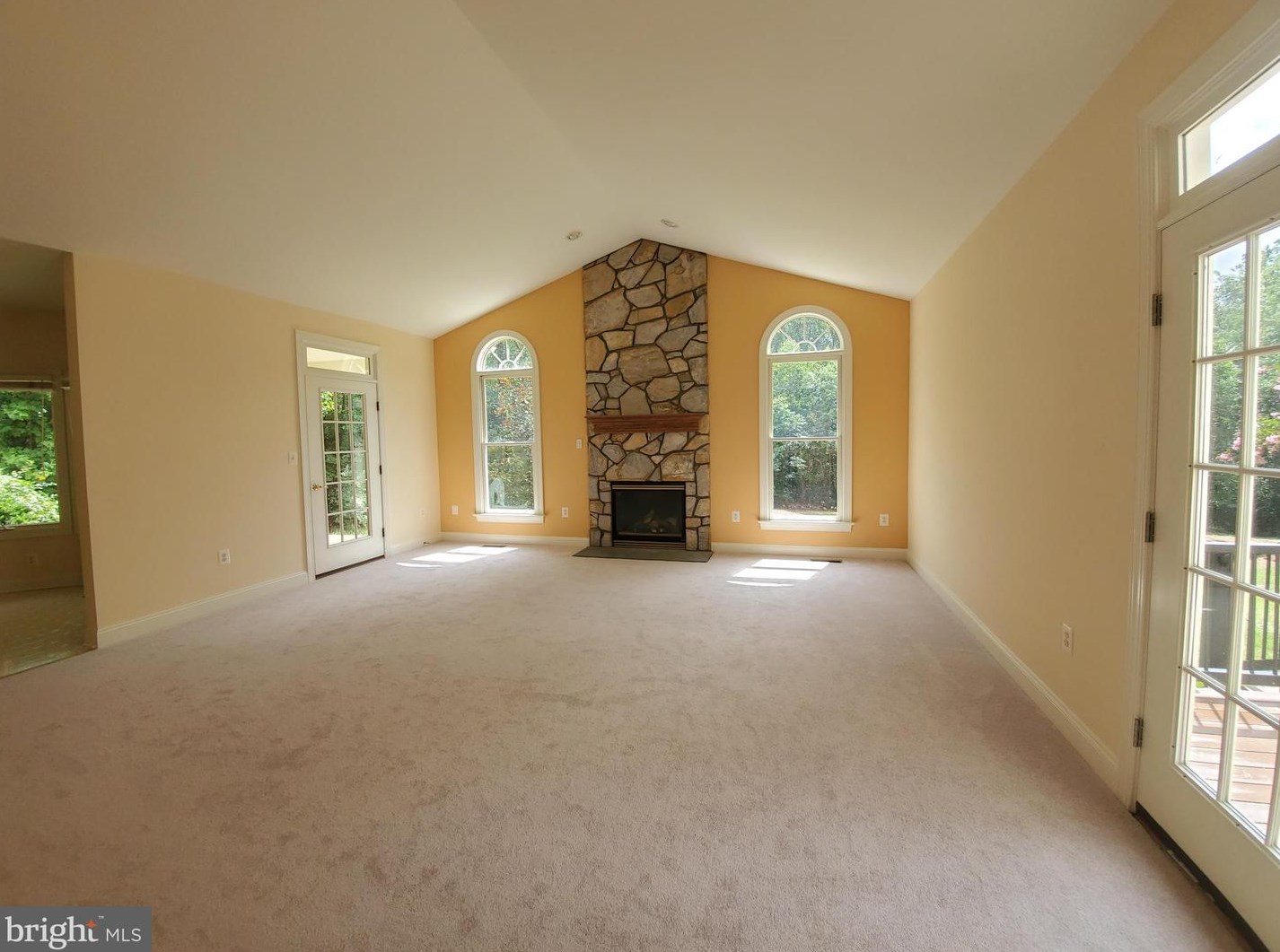 11901 Thomas Ave, Great Falls, VA 22066