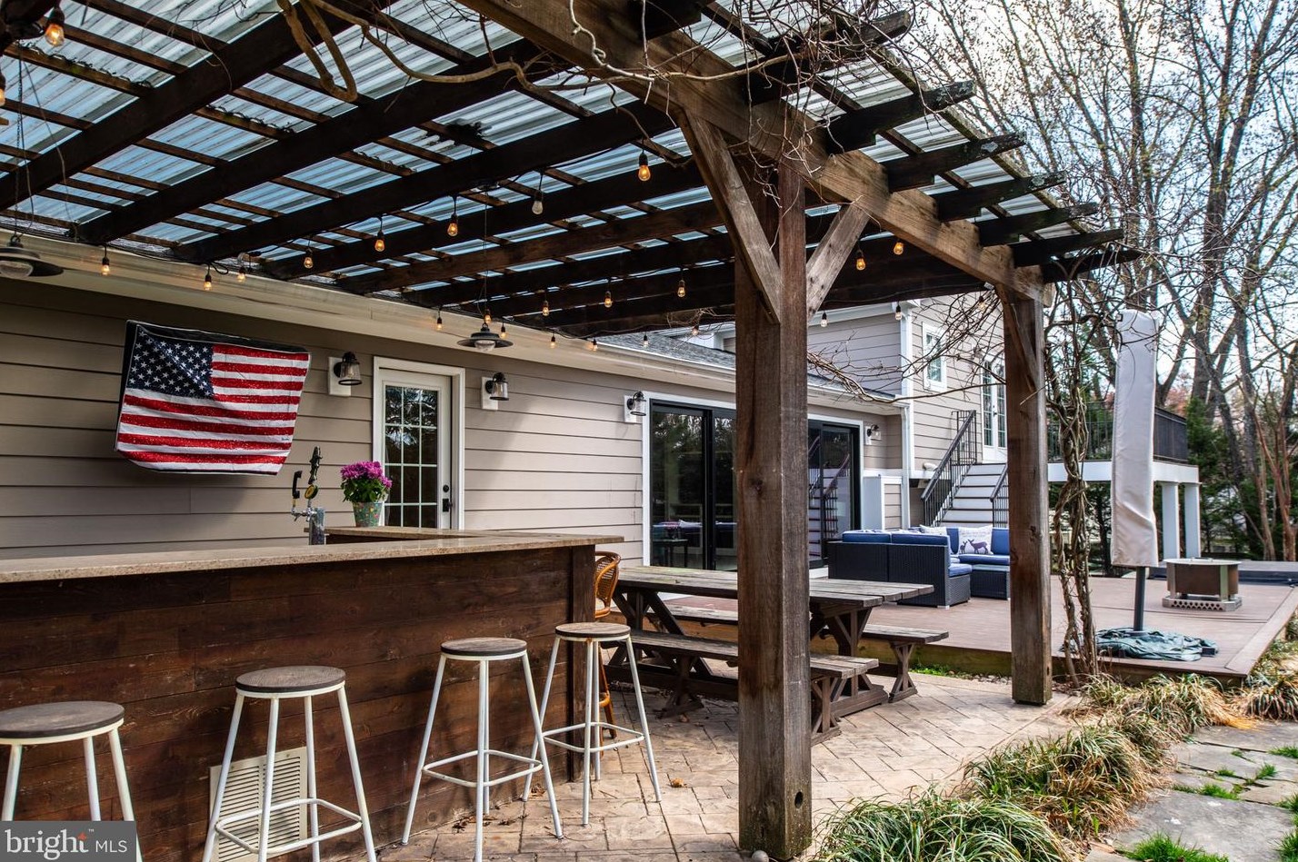 10025 Garrett St, Vienna VA  22181-3145 exterior