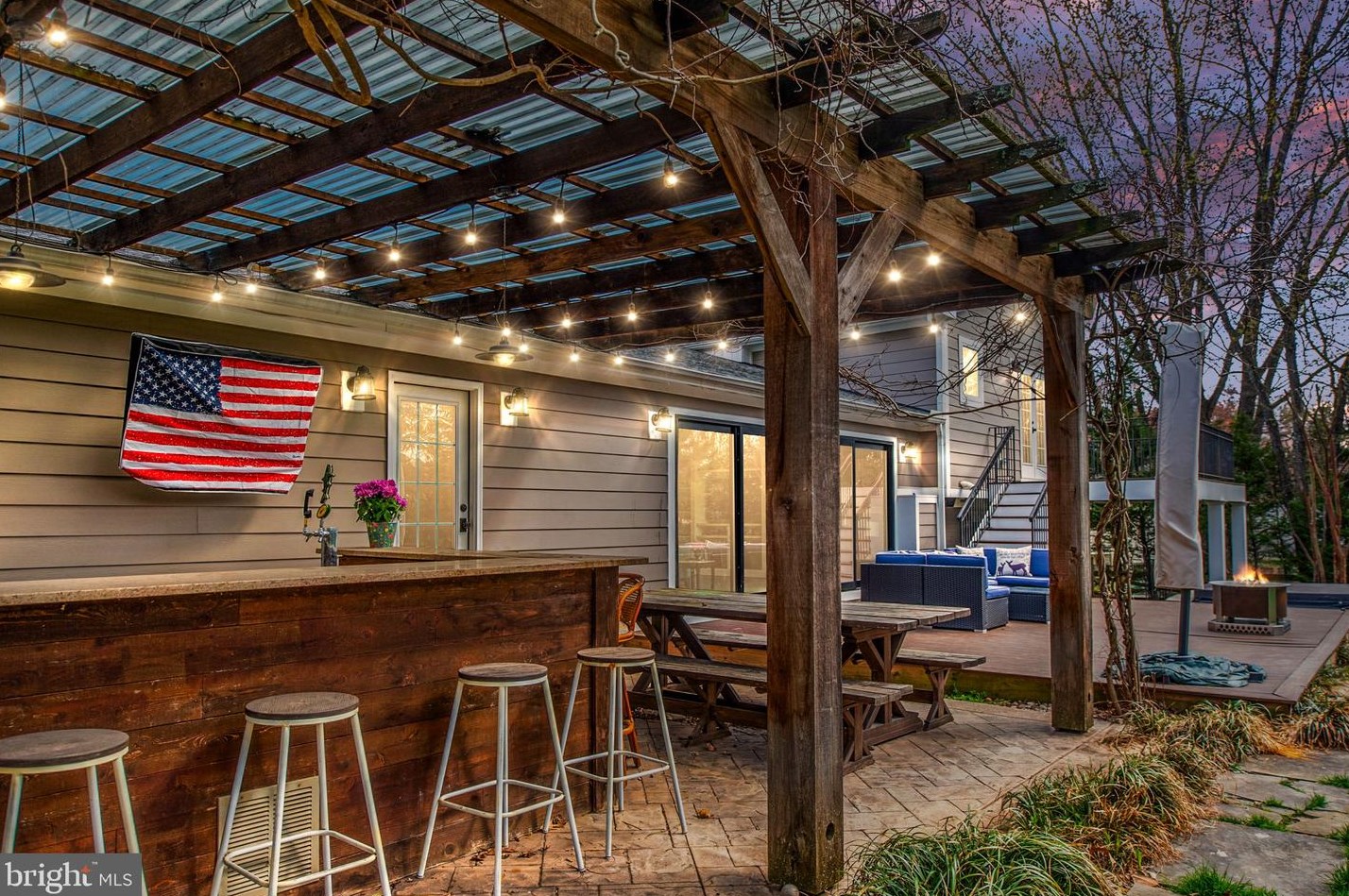 10025 Garrett St, Vienna VA  22181-3145 exterior