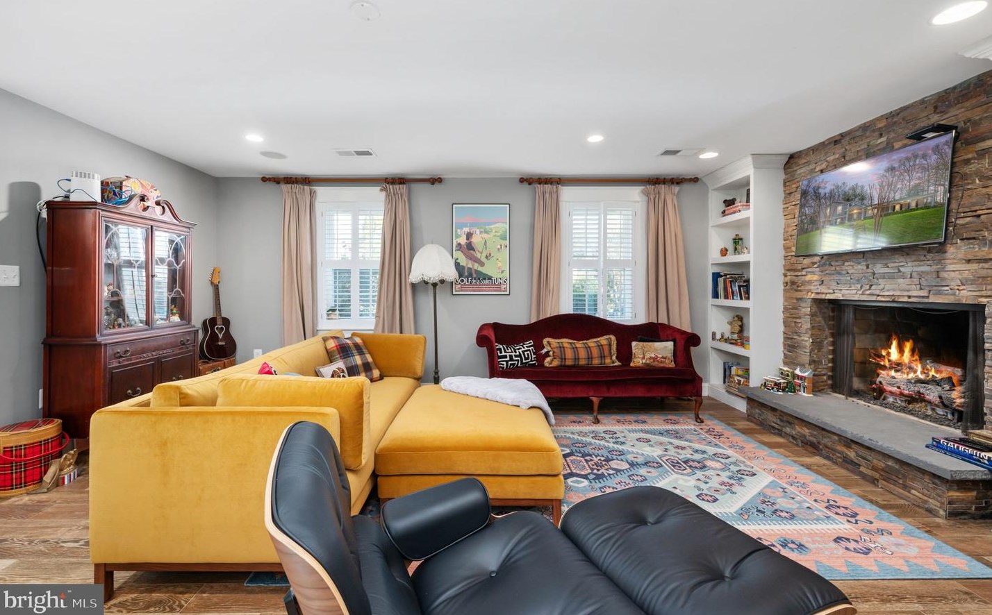 10025 Garrett St, Vienna VA  22181-3145 exterior