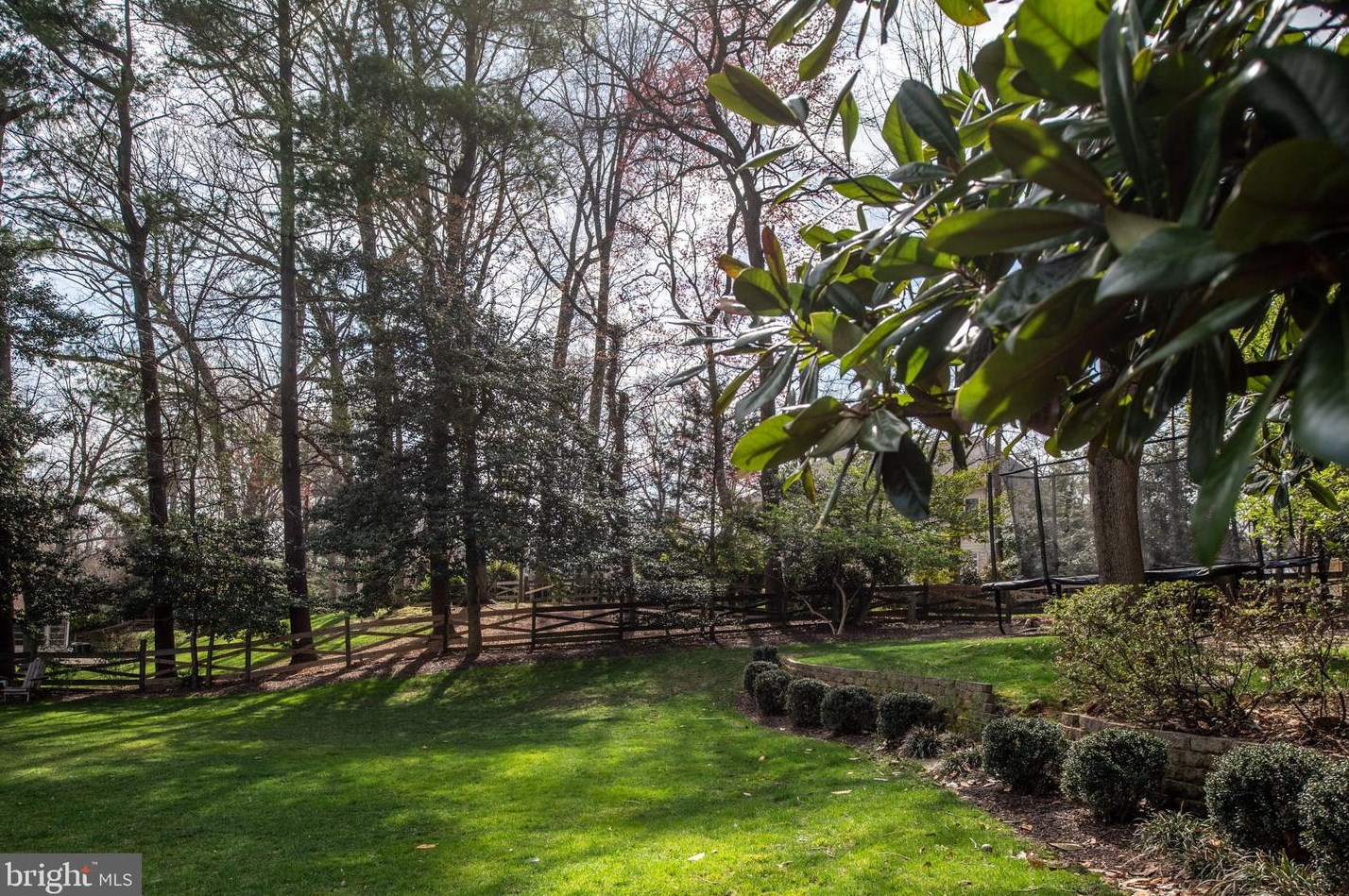 10025 Garrett St, Vienna VA  22181-3145 exterior