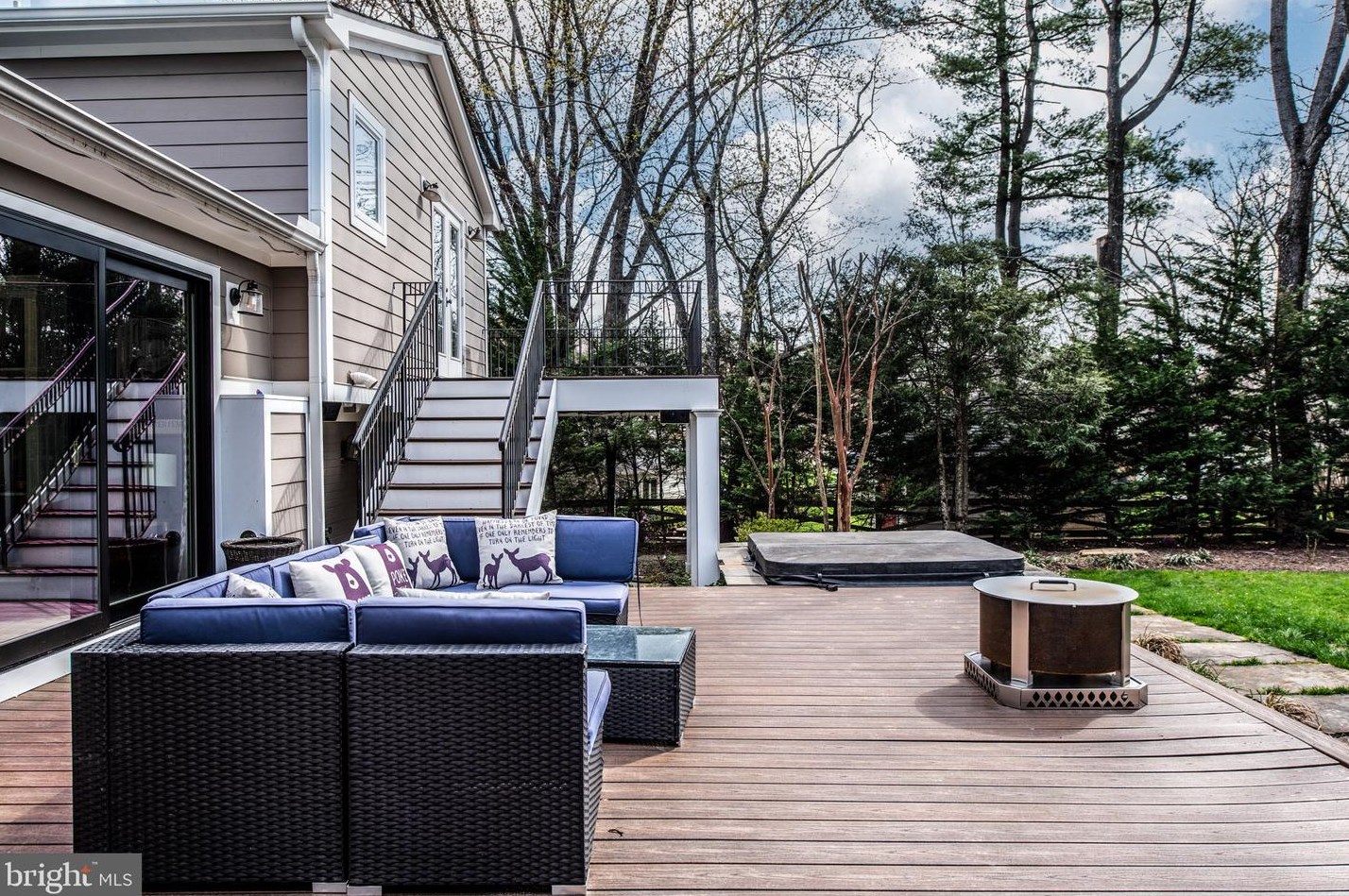 10025 Garrett St, Vienna VA  22181-3145 exterior