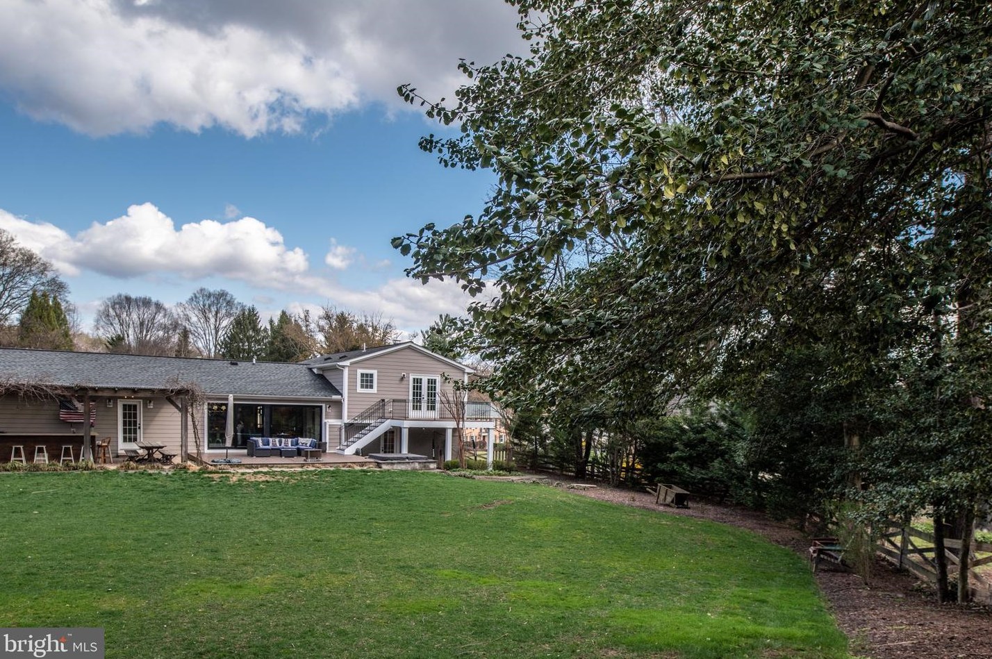 10025 Garrett St, Vienna VA  22181-3145 exterior