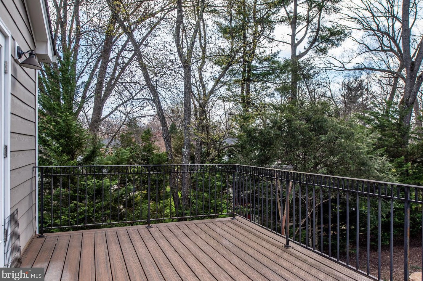 10025 Garrett St, Vienna VA  22181-3145 exterior