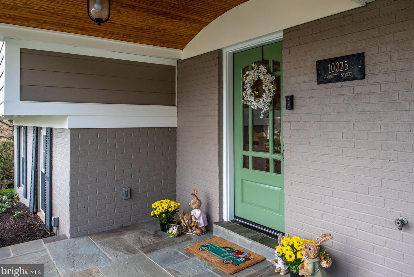 10025 Garrett St, Vienna VA  22181-3145 exterior