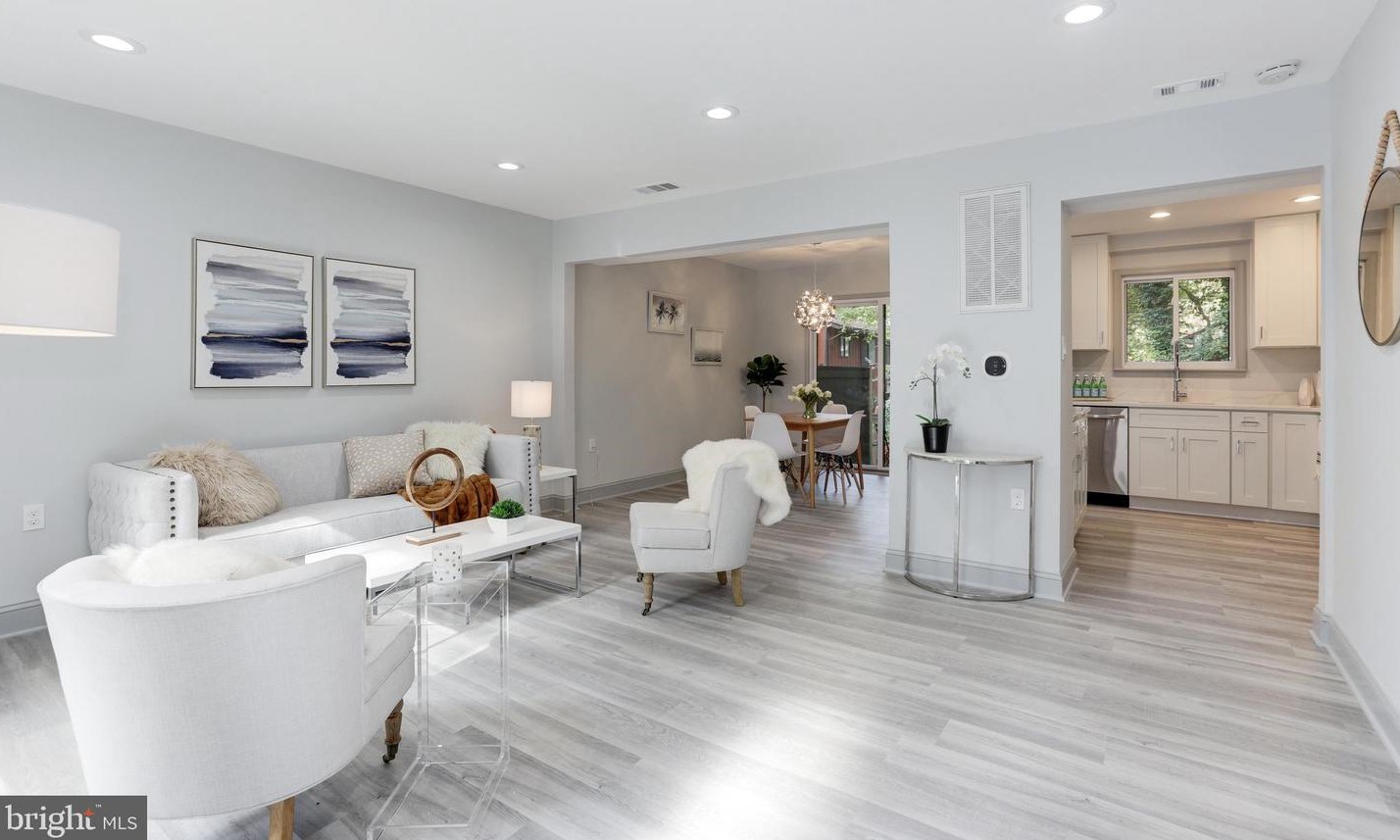 2337 Emerald Heights Ct, Herndon, VA 20191