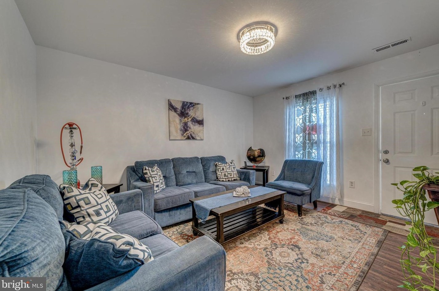 2114 Enright Pl, Herndon, VA 20170