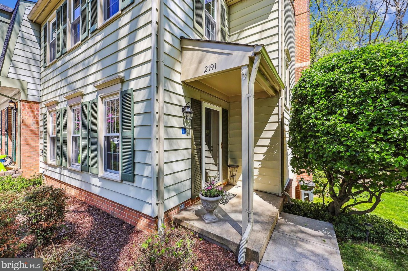 2191 Pond View Ct, Herndon, VA 20191