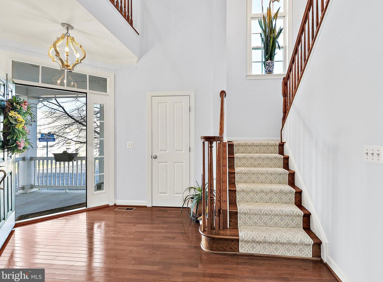 9815 Amsterdam St, Lorton, VA 22079