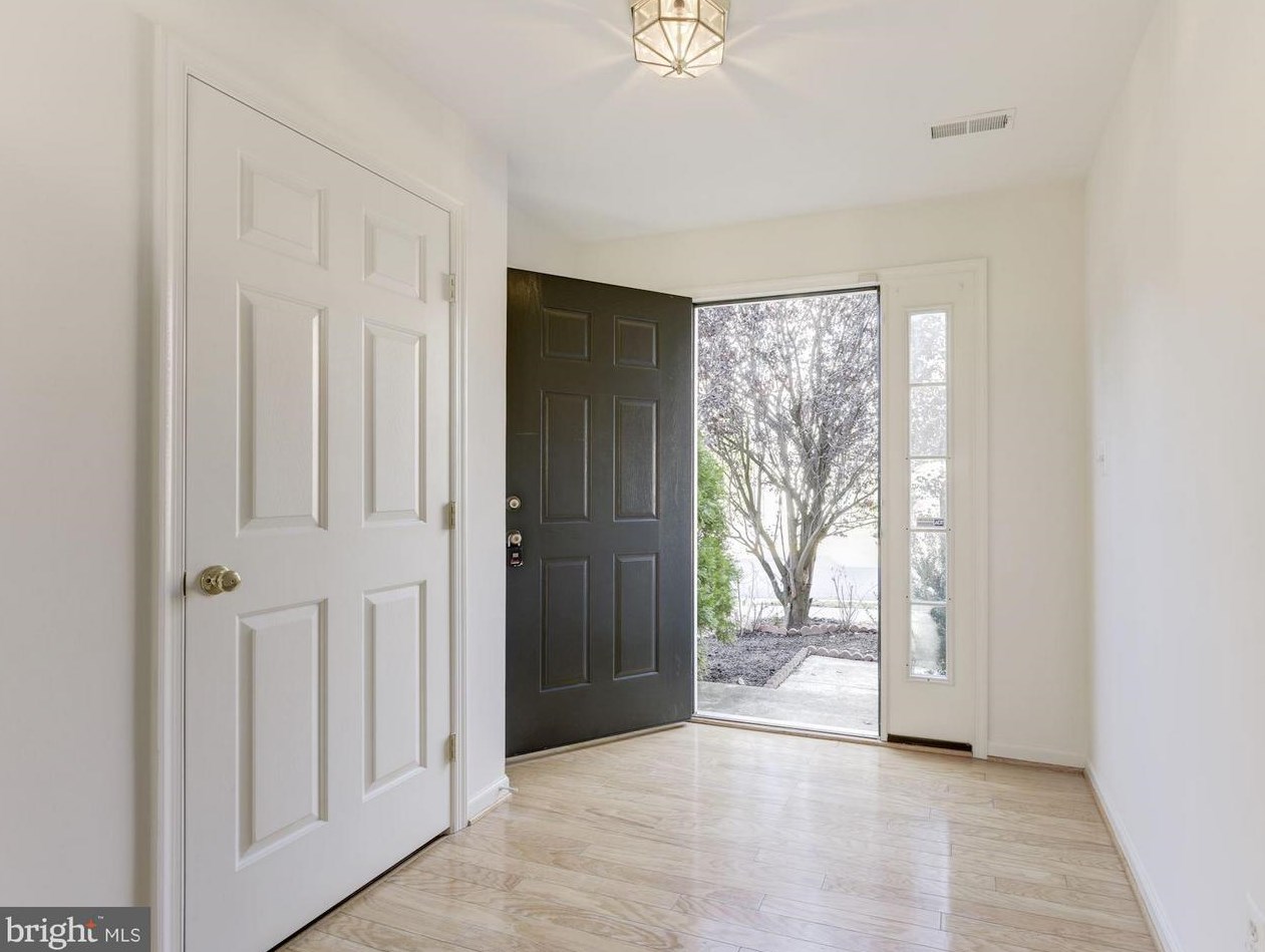 13595 Bathgate Dr, Herndon, VA 20171