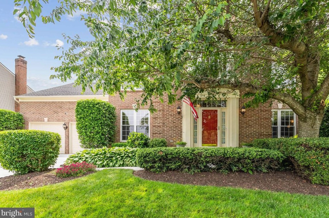 9379 Braymore Cir, Fairfax, VA 22039-3129