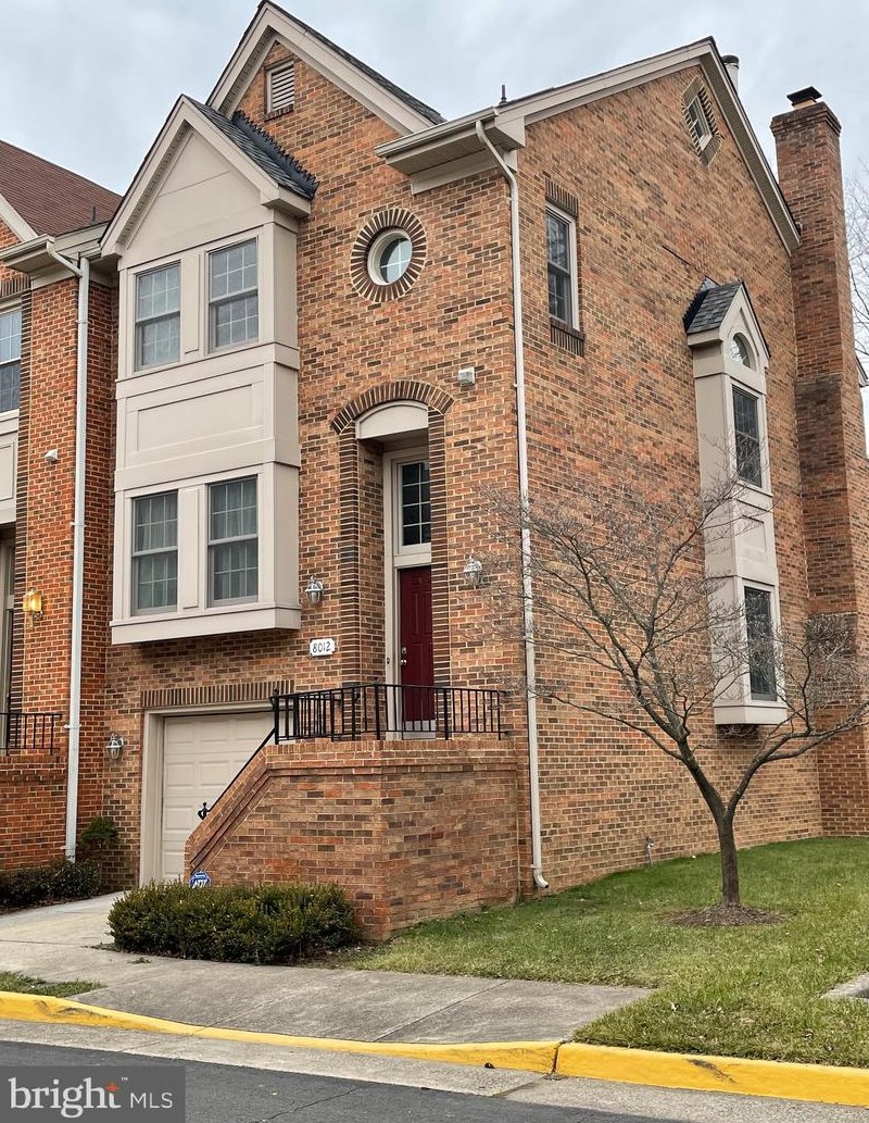 8012 Merry Oaks Ct, Vienna, VA 22182