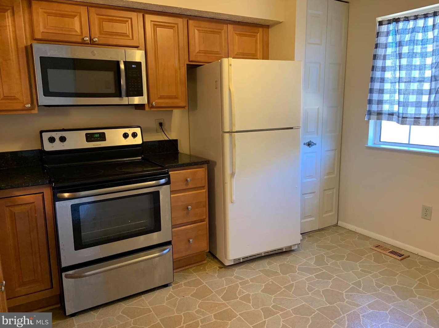 10303 Granite Creek Ln, Vienna VA  22124-2721 exterior