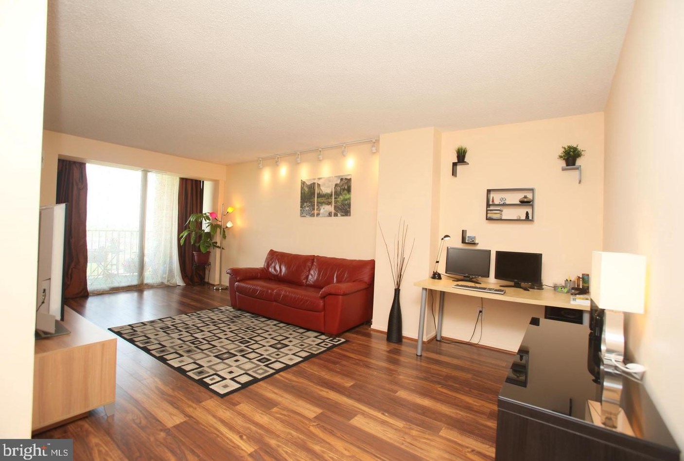 2300 Pimmit Dr Apt 1208, Falls Church, VA 22043