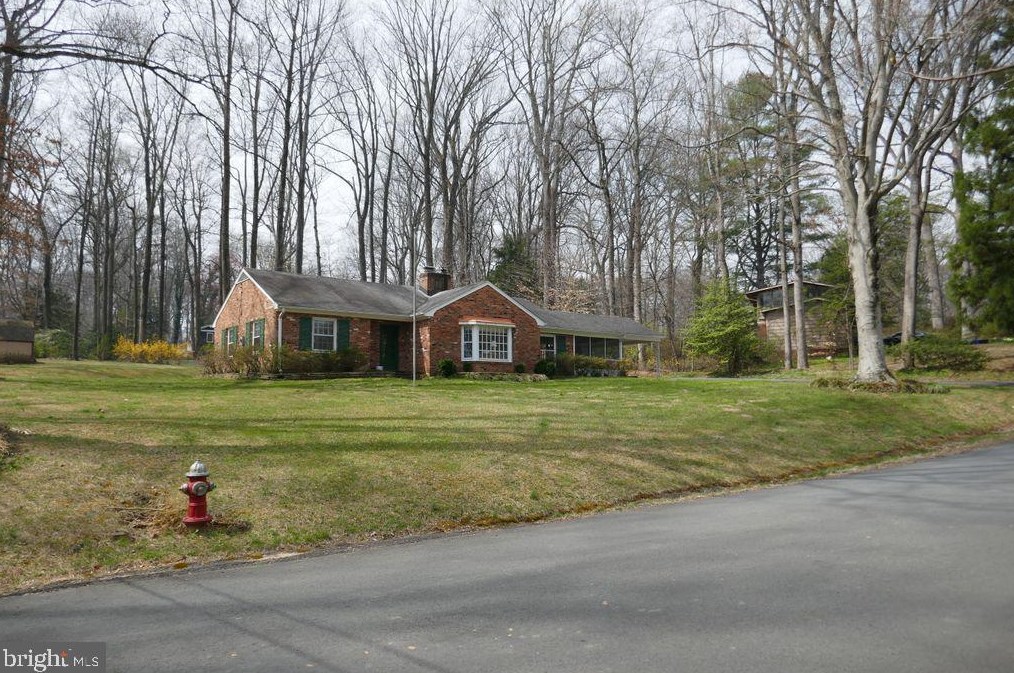 9001 Glenbrook Rd, Fairfax, VA 22031
