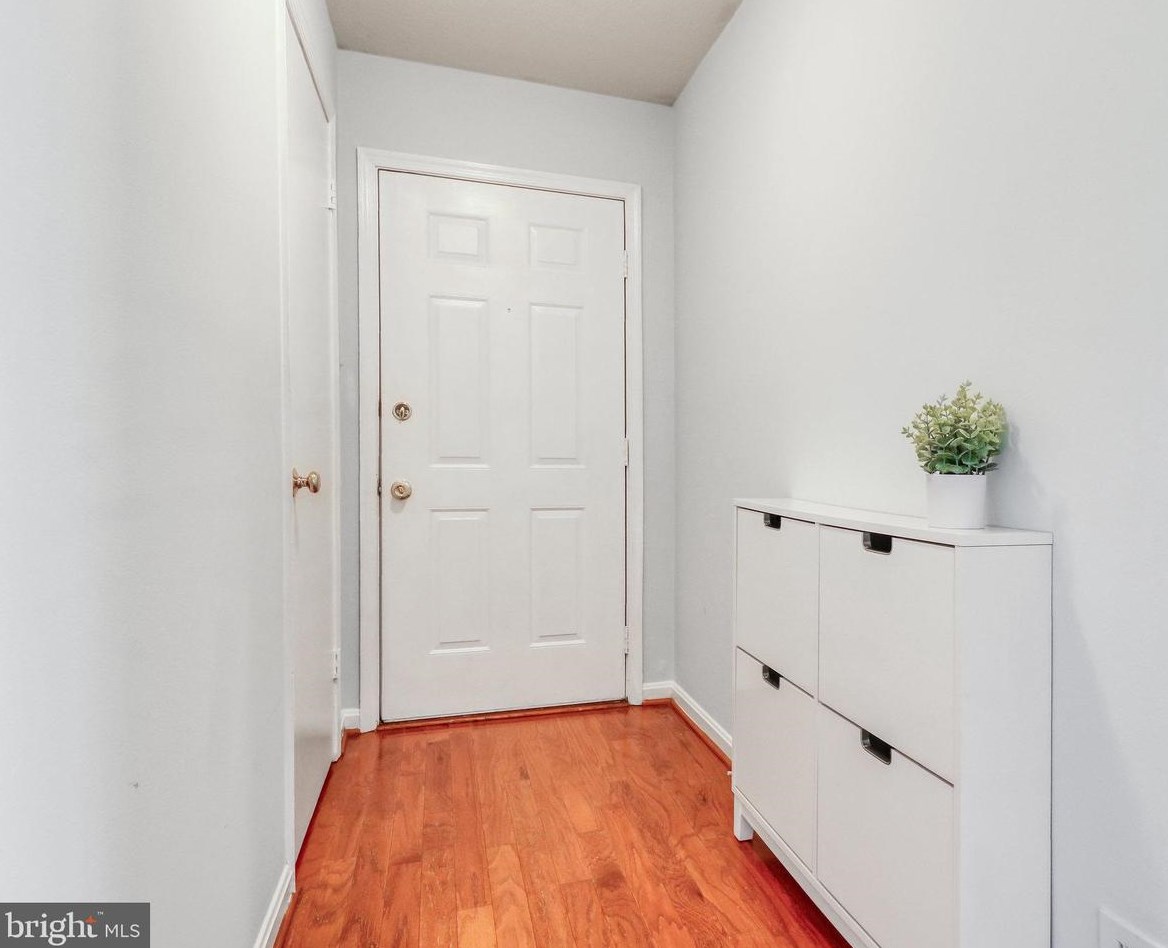 10049 Oakton Terrace Rd, Vienna, VA 22124