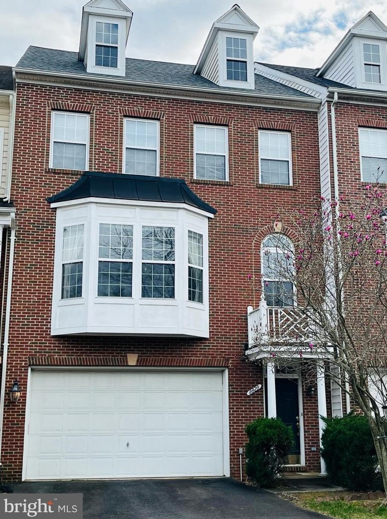 8829 Blue Royale Ln, Fairfax, VA 22031