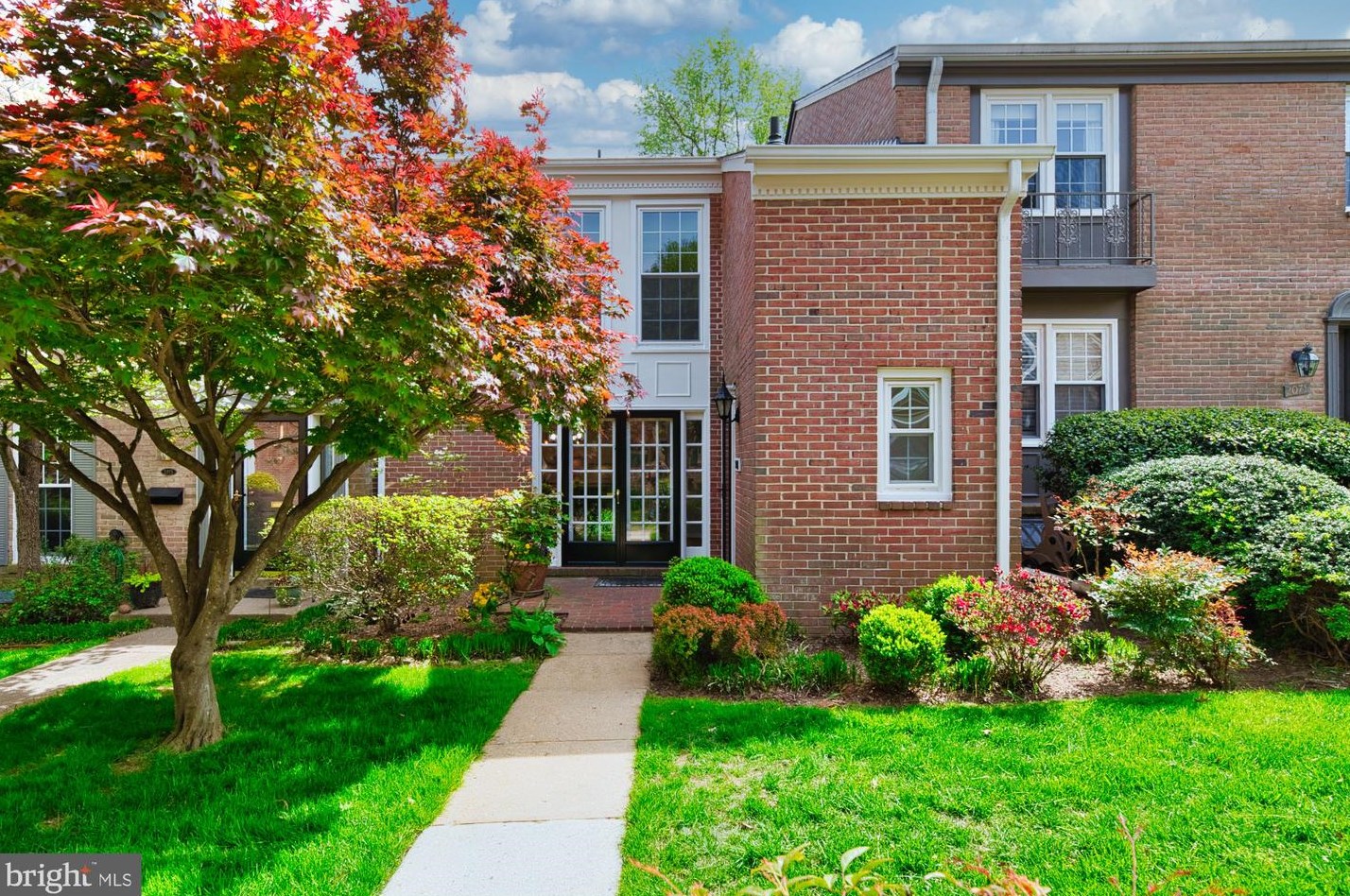 2077 Hopewood Dr, Falls Church, VA 22043