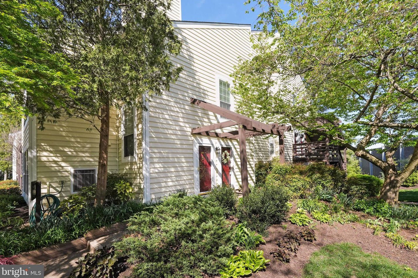 9929 Oakton Terrace Rd, Vienna, VA 22124-2932