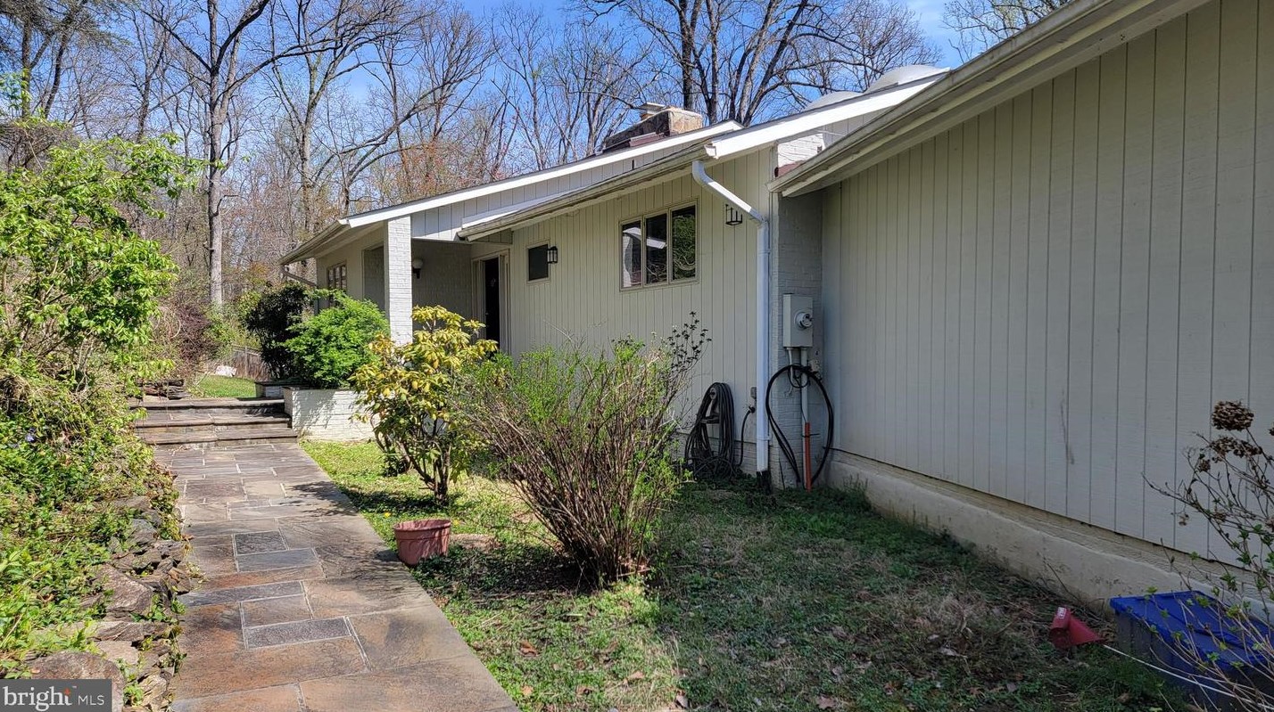 1299 Woodside Dr, Mc Lean, VA 22102