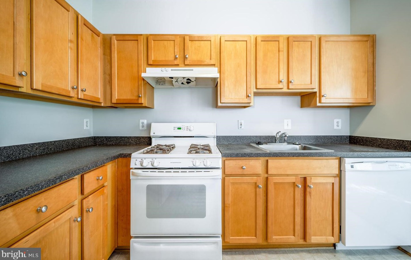 13405 Connor Dr, Centreville VA 20120-3034 exterior