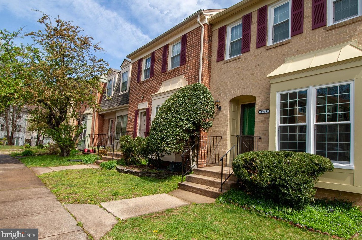 9709 Lakepointe Dr, Springfield, VA 22015