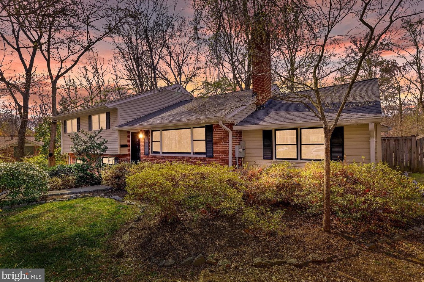 8639 Chapel Dr, Annandale, VA 22003