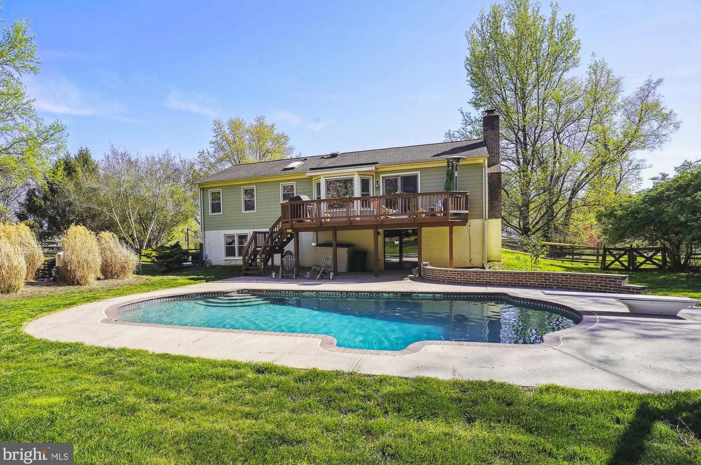 10854 Meadowland Dr, Vienna, VA 22124-1408